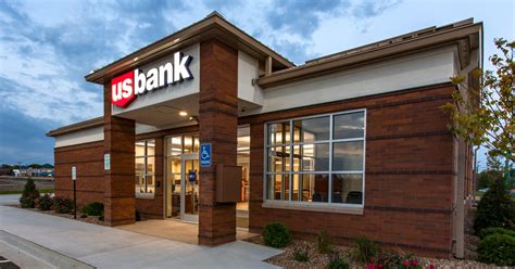 Closes at 5 p. . Us bank branches